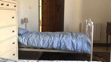3 bedrooms, bed sheets