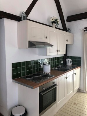 Kühlschrank, Ofen, Herdplatte, Wasserkocher mit Kaffee-/Teezubehör