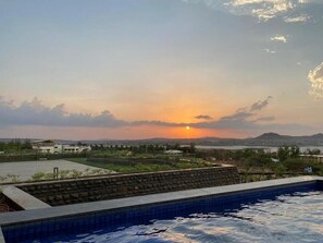 Una piscina al aire libre, tumbonas