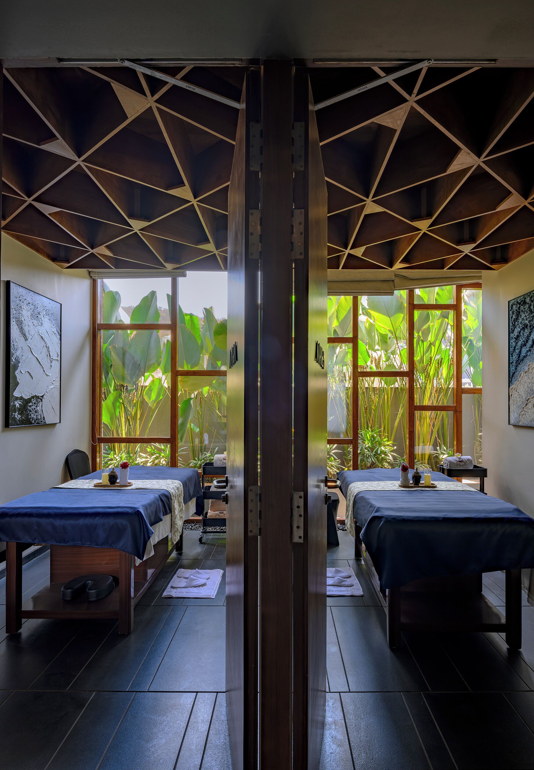 Parihoitohuone(ita), vartalohoitoja, aromaterapiaa, syväkudoshierontaa