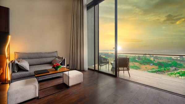 Deluxe-huone, järvinäköala | Terassi/patio