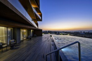 Ulkouima-allas, aurinkotuoleja