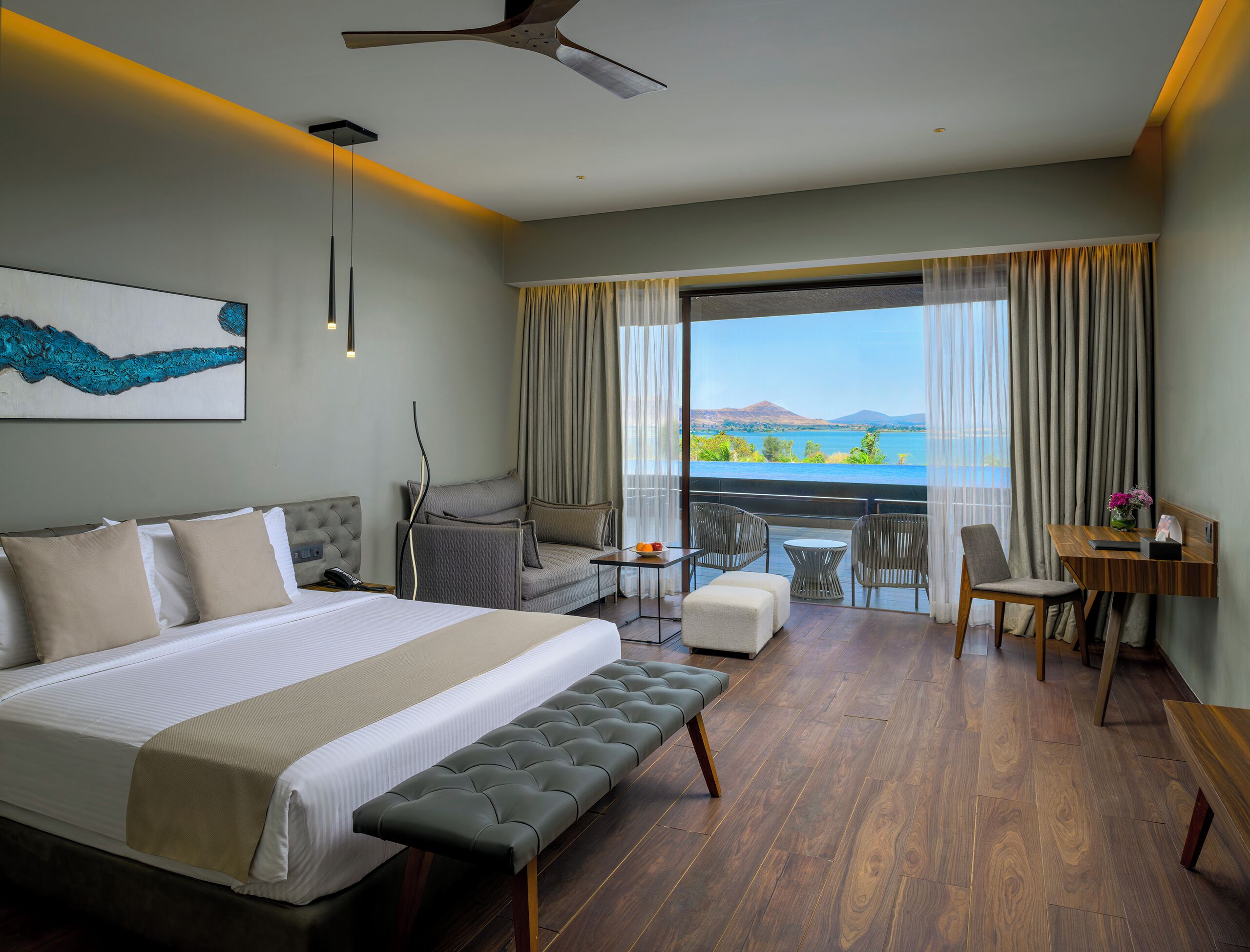 Premium-rum - utsikt mot poolen | Sängtillbehör av högsta kvalitet, duntäcken och memory foam-madrasser