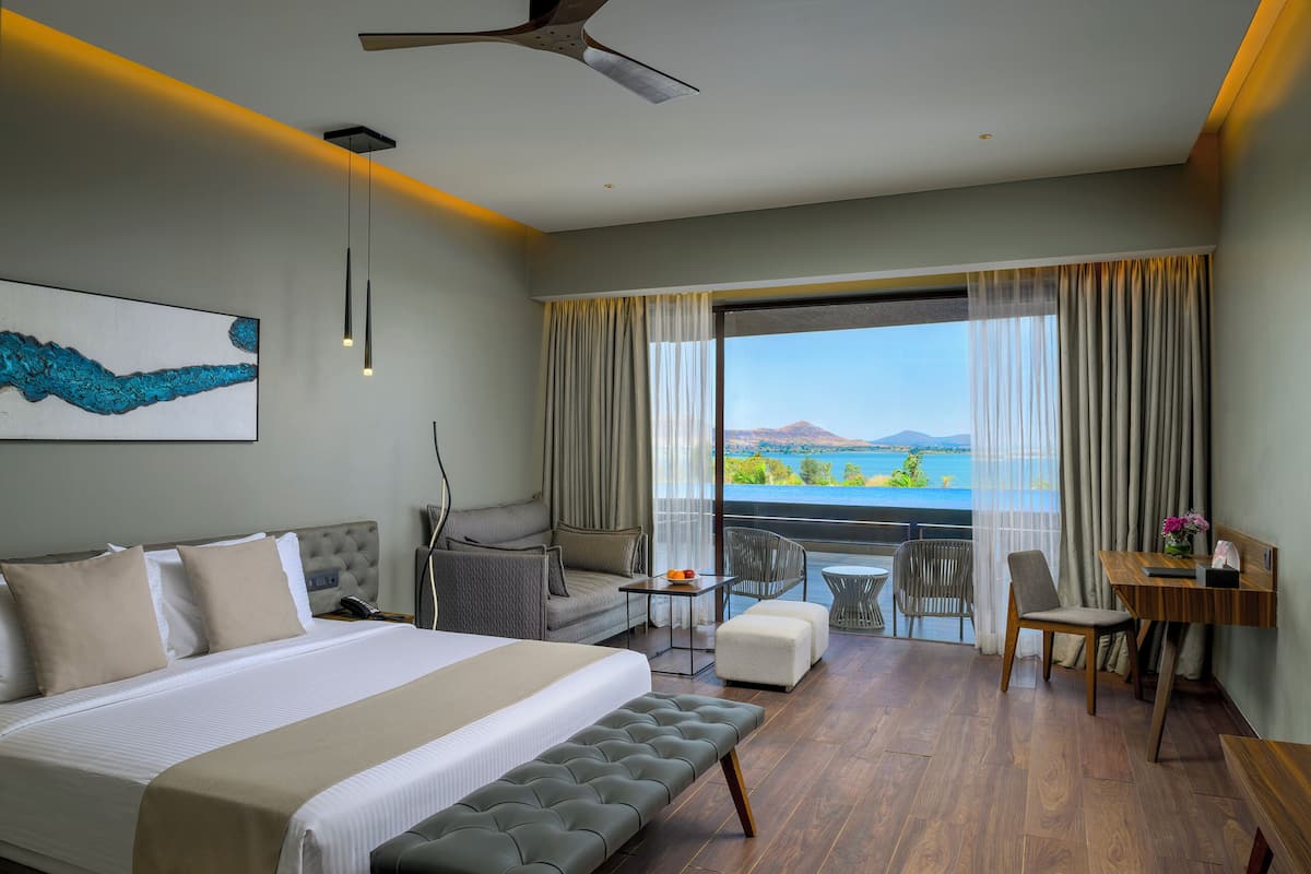 Premium-rum - utsikt mot poolen | Sängtillbehör av högsta kvalitet, duntäcken och memory foam-madrasser