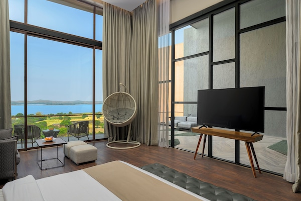 Junior Suite Room | Premium bedding, down comforters, memory foam beds, minibar