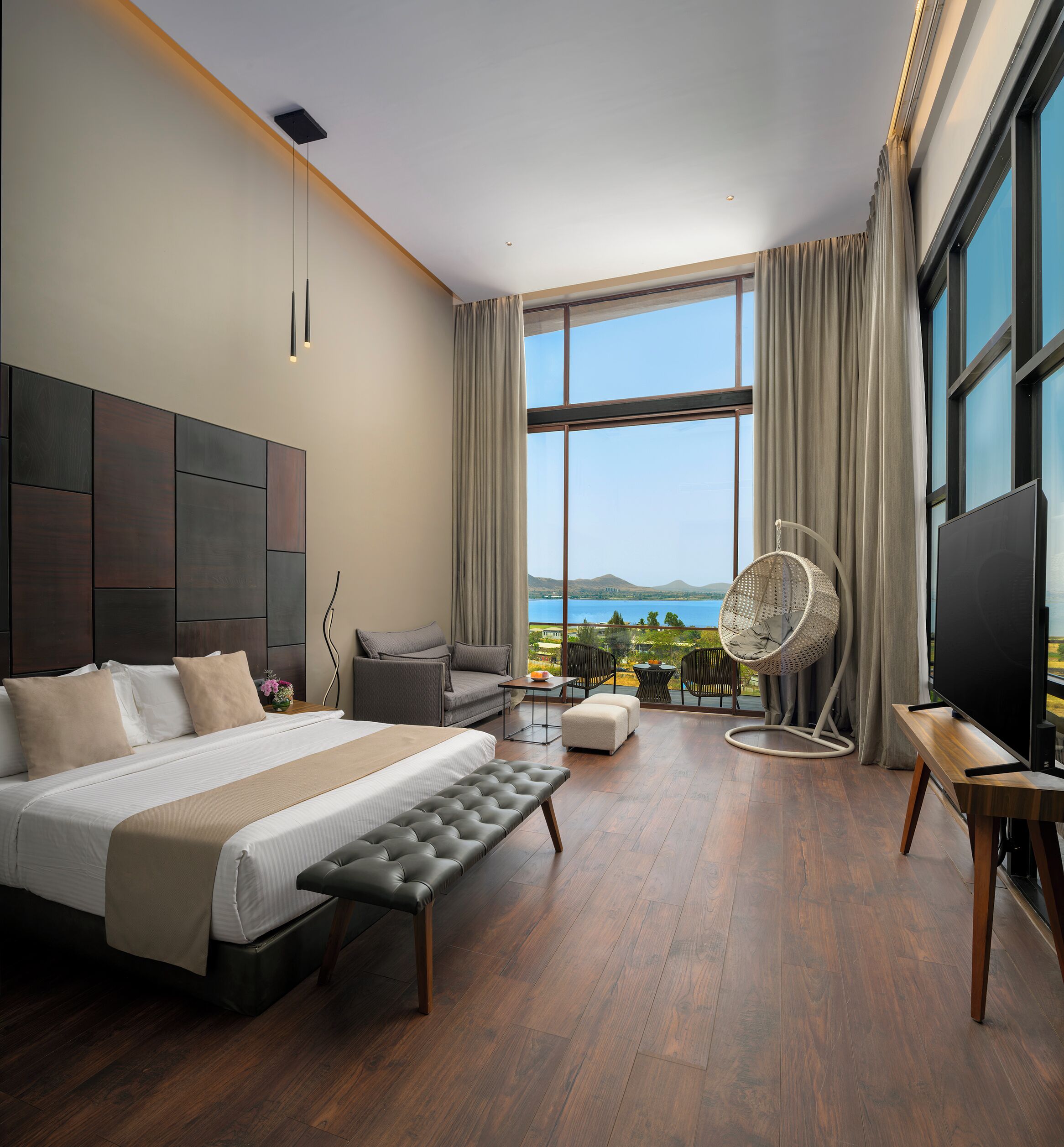 Junior Suite Room | Premium bedding, down duvets, memory-foam beds, minibar