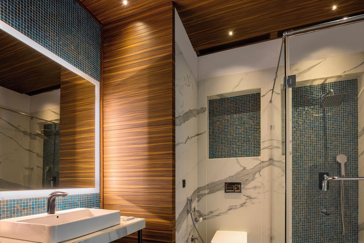 Dusch, regndusch, gratis toalettartiklar och hårtork