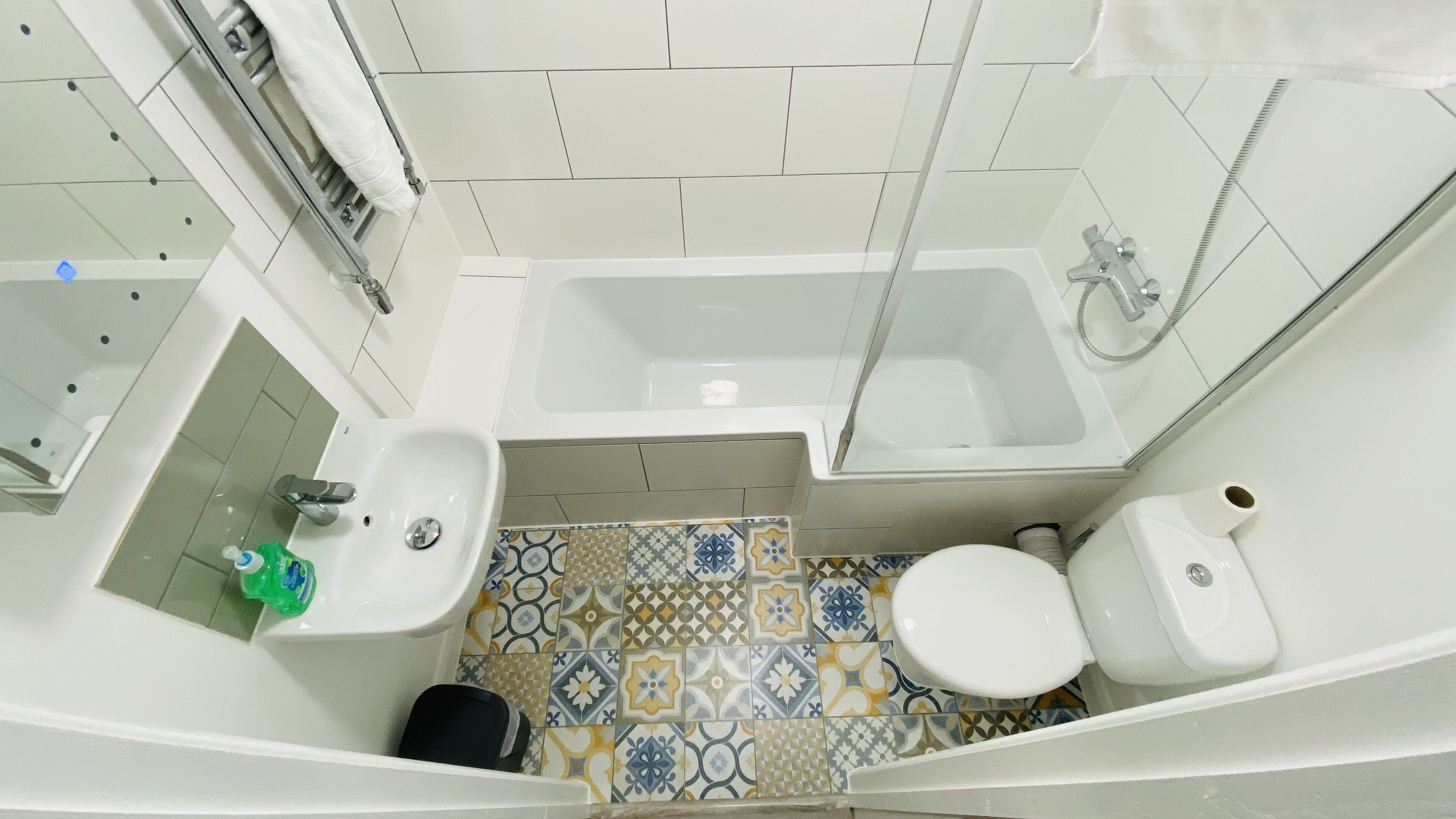 Apartamento superior | Banheiro | Chuveiro/banheira combinados, toalhas de banho