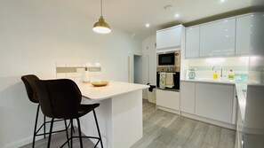 行政复式 | 私人厨房 | 大冰箱、微波炉、烤箱、洗碗机