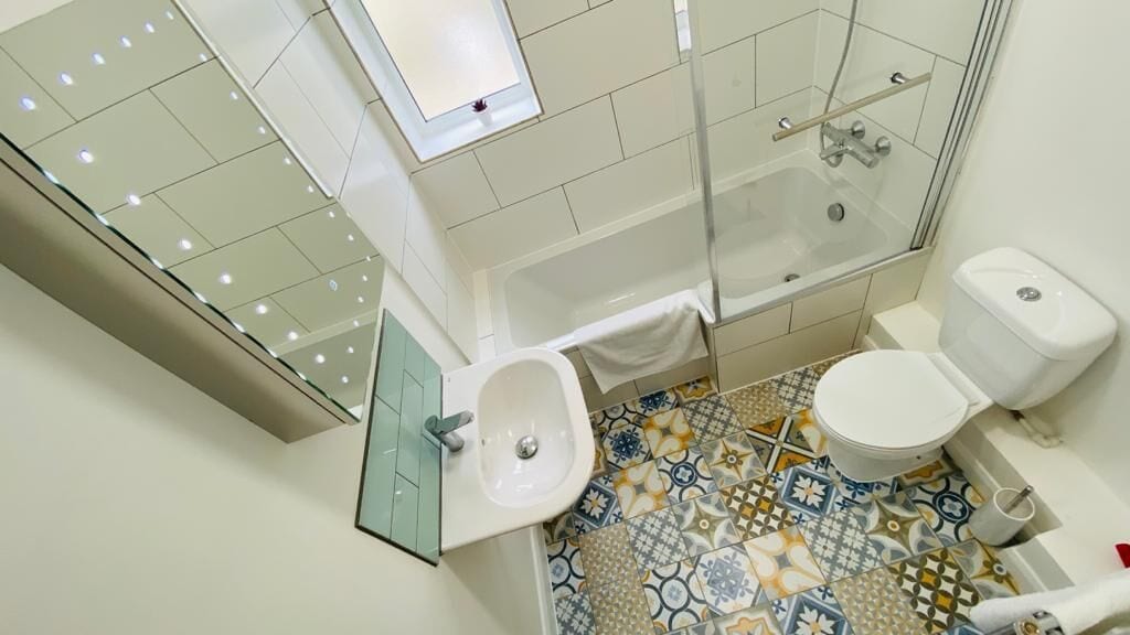 Standard Apartment | Bathroom