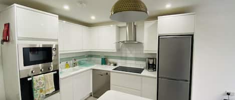 Executive Duplex | Private kitchen | Full-sized fridge, microwave, oven, dishwasher