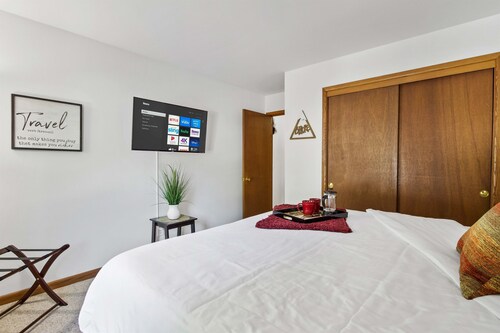 King Bed - FAST WiFi - Near Froedtert