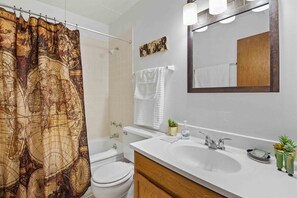 Immerse yourself in a long hot shower with the excellent water pressure in the shower! - Walk to Tosa Village | Cafés & Shops | King Bed (Wauwatosa)