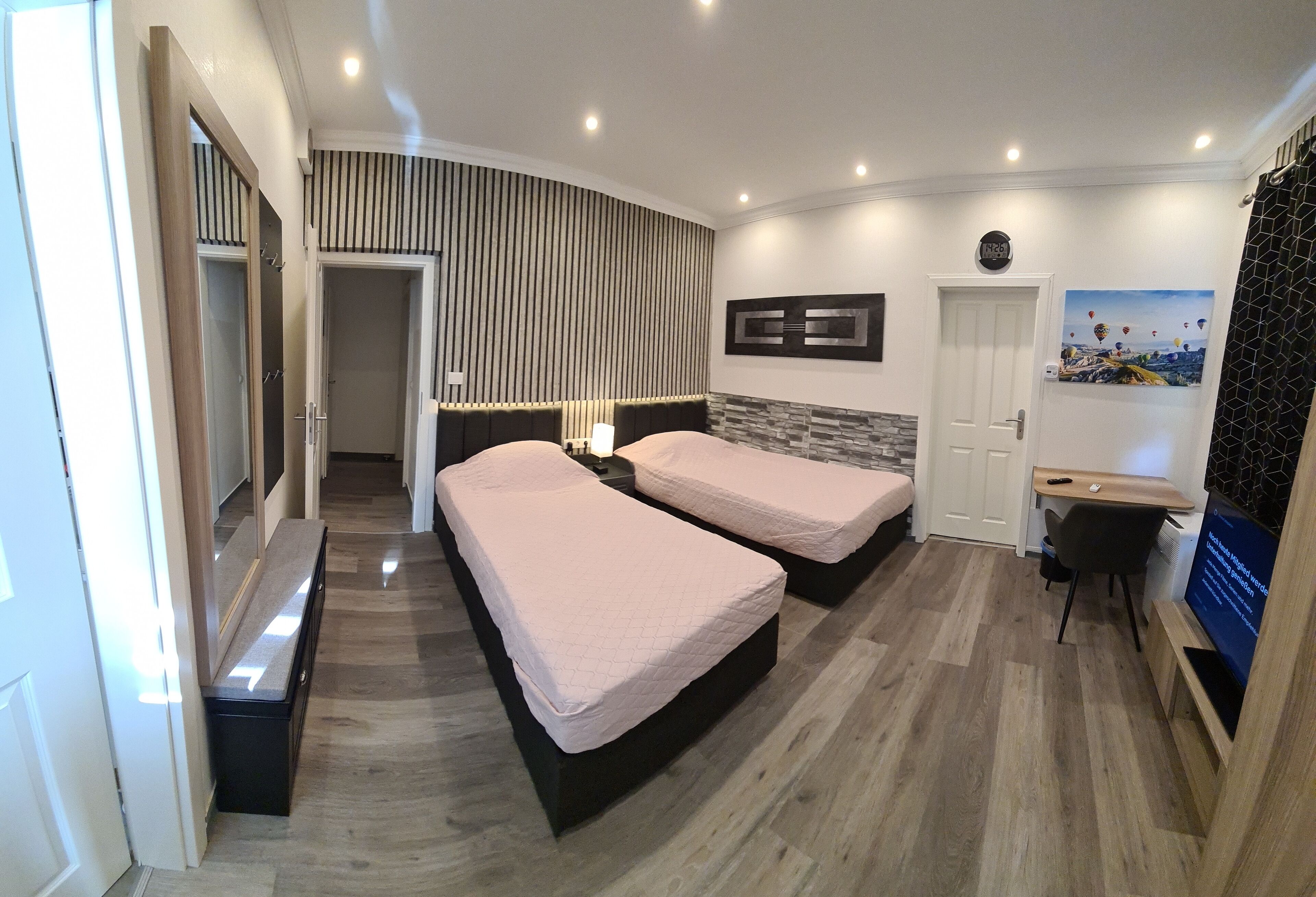 2 Schlafzimmer, Zimmersafe, Schreibtisch, Bügeleisen/Bügelbrett