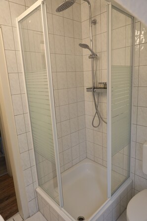 Chuveiro, secador de cabelo, toalhas de banho, sabonete