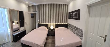 2 camere, una cassaforte in camera, una scrivania, ferro/asse da stiro