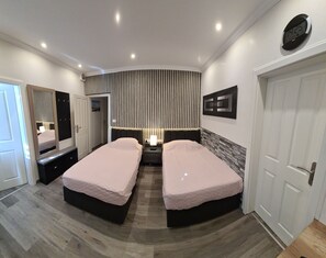 2 Schlafzimmer, Zimmersafe, Schreibtisch, Bügeleisen/Bügelbrett