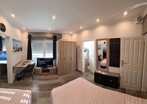 2 Schlafzimmer, Zimmersafe, Schreibtisch, Bügeleisen/Bügelbrett