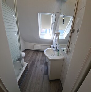 Dusche, Haartrockner, Handtücher, Seife