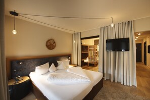 Superior Suite | Living area | 0-cm flat-screen TV with satellite channels, TV, toys - Almhof Family Resort & SPA (Gerlos)