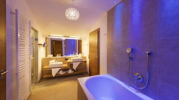 Deluxe Suite | Bathroom | Hair dryer, bathrobes, slippers, towels