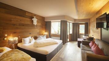 Ropa de cama hipoalergénica y caja de seguridad en la habitación