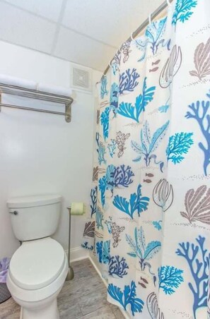 Combined shower/bathtub, hair dryer, towels, shampoo - Sand Dunes 2333 (Myrtle Beach)