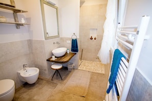 Deluxe Room | Bathroom | Shower, rainfall showerhead, hair dryer, bathrobes - Il Sole di Poggi (Imperia)