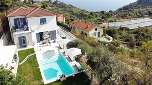 A two-story house with a swimming pool, a terrace, and a view of the sea. - Il Sole di Poggi (Imperia)