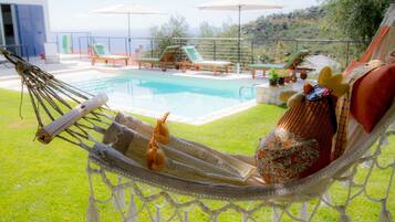 Piscine extérieure, chaises longues