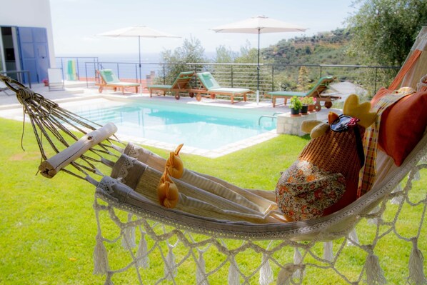 Piscine extérieure, chaises longues