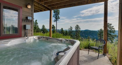 Ideal Location- Stunning Views, Close to Skiing & Deadwood, 4 King Suites