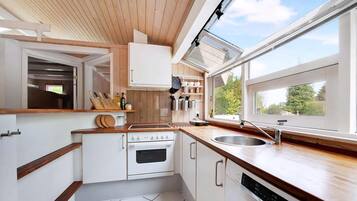 Parrilla de estufa, lavavajillas, cafetera y tetera y tetera eléctrica