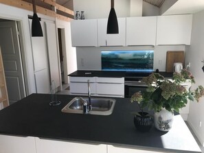 Dishwasher, coffee/tea maker, electric kettle, highchair
