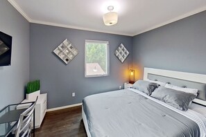 2 slaapkamers, een bureau, een strijkplank/strijkijzer, wifi