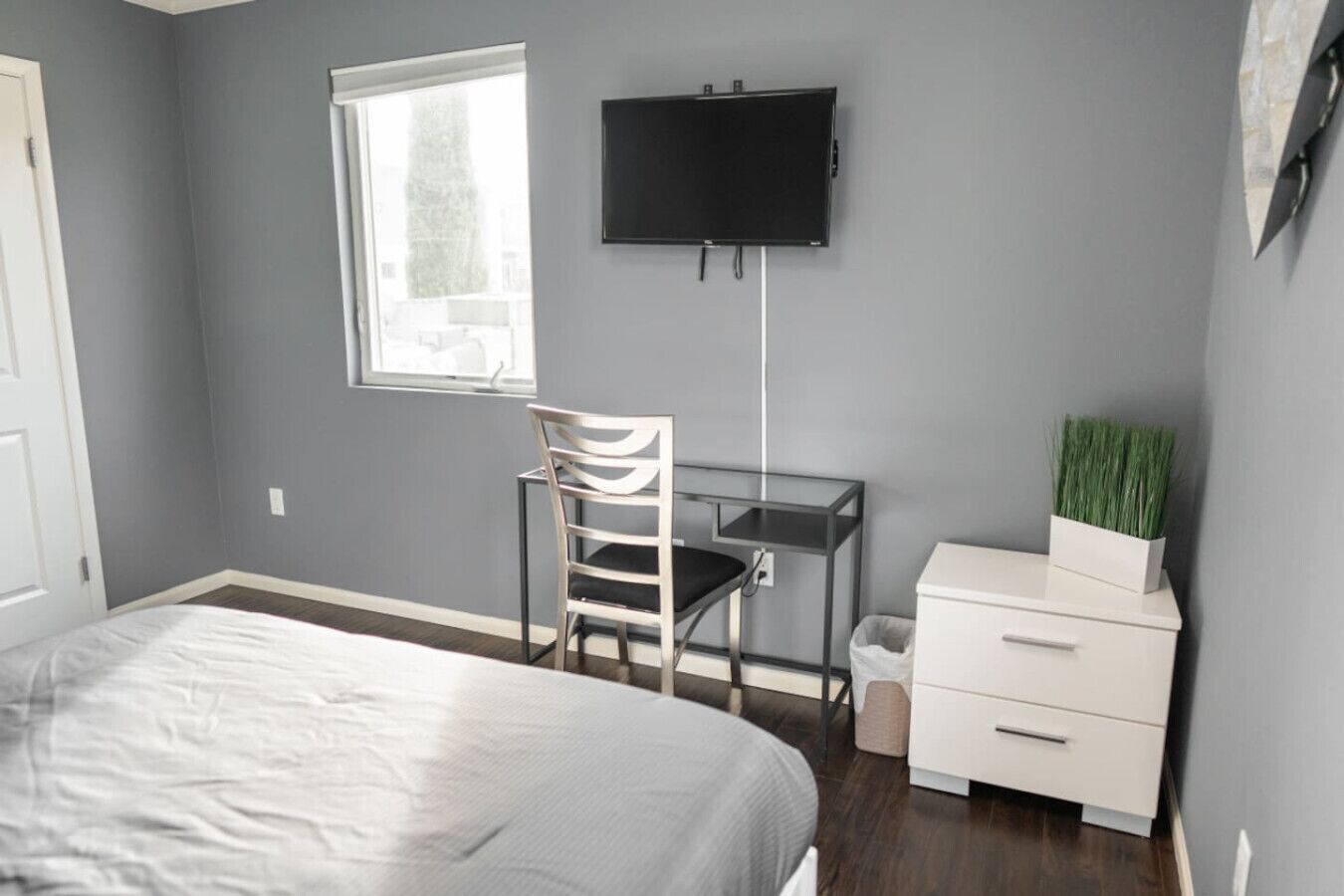2 bedrooms, desk, iron/ironing board, WiFi