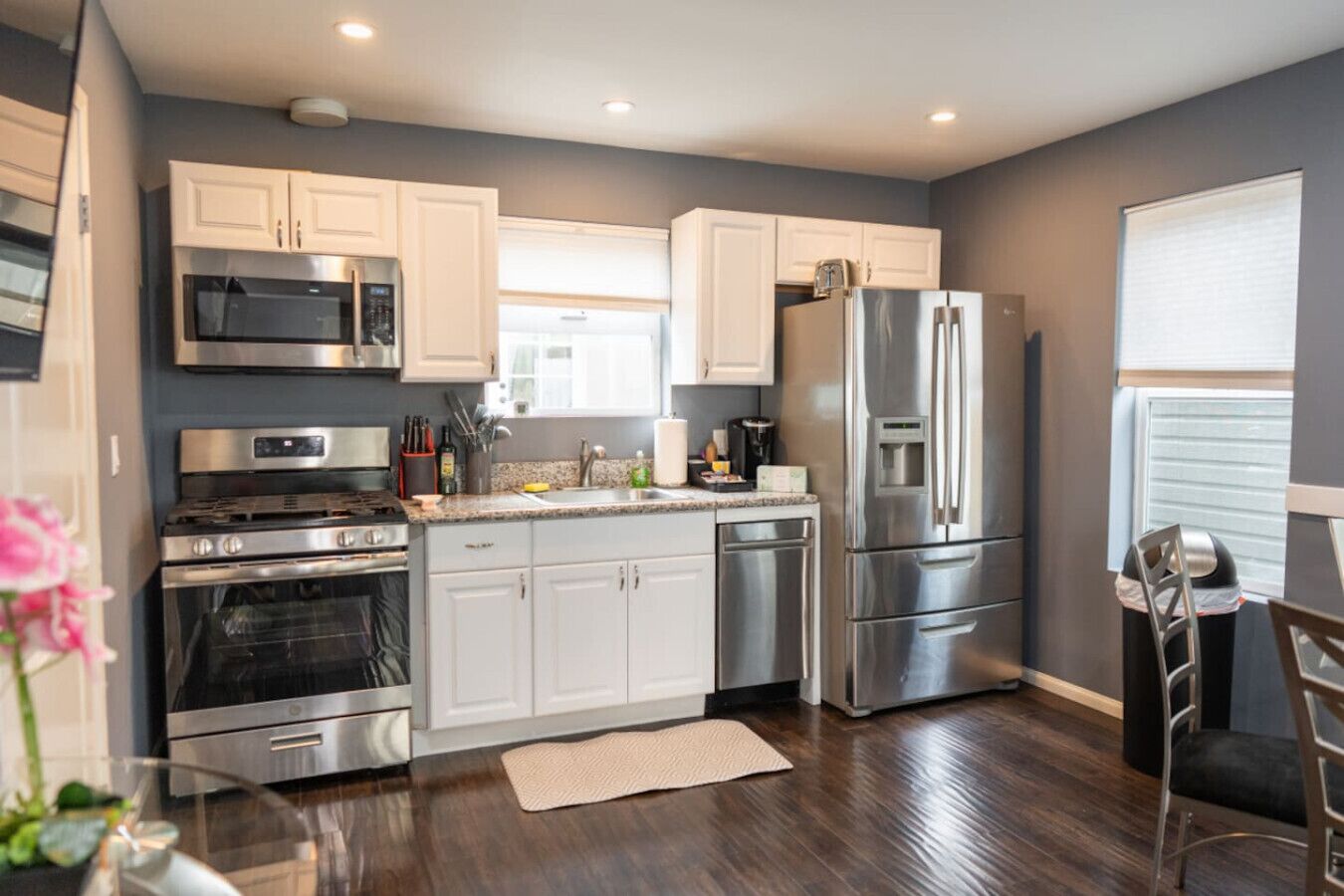 Coffee/tea maker, fridge, microwave, oven