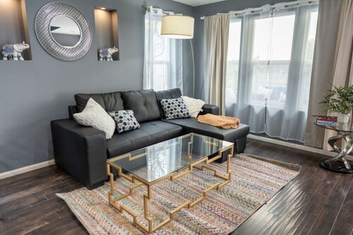 FIFA World Cup: NoHo MODERN 2BR TOWNHOME w/ PRIVATE FENCED PATIO & PARKING p20