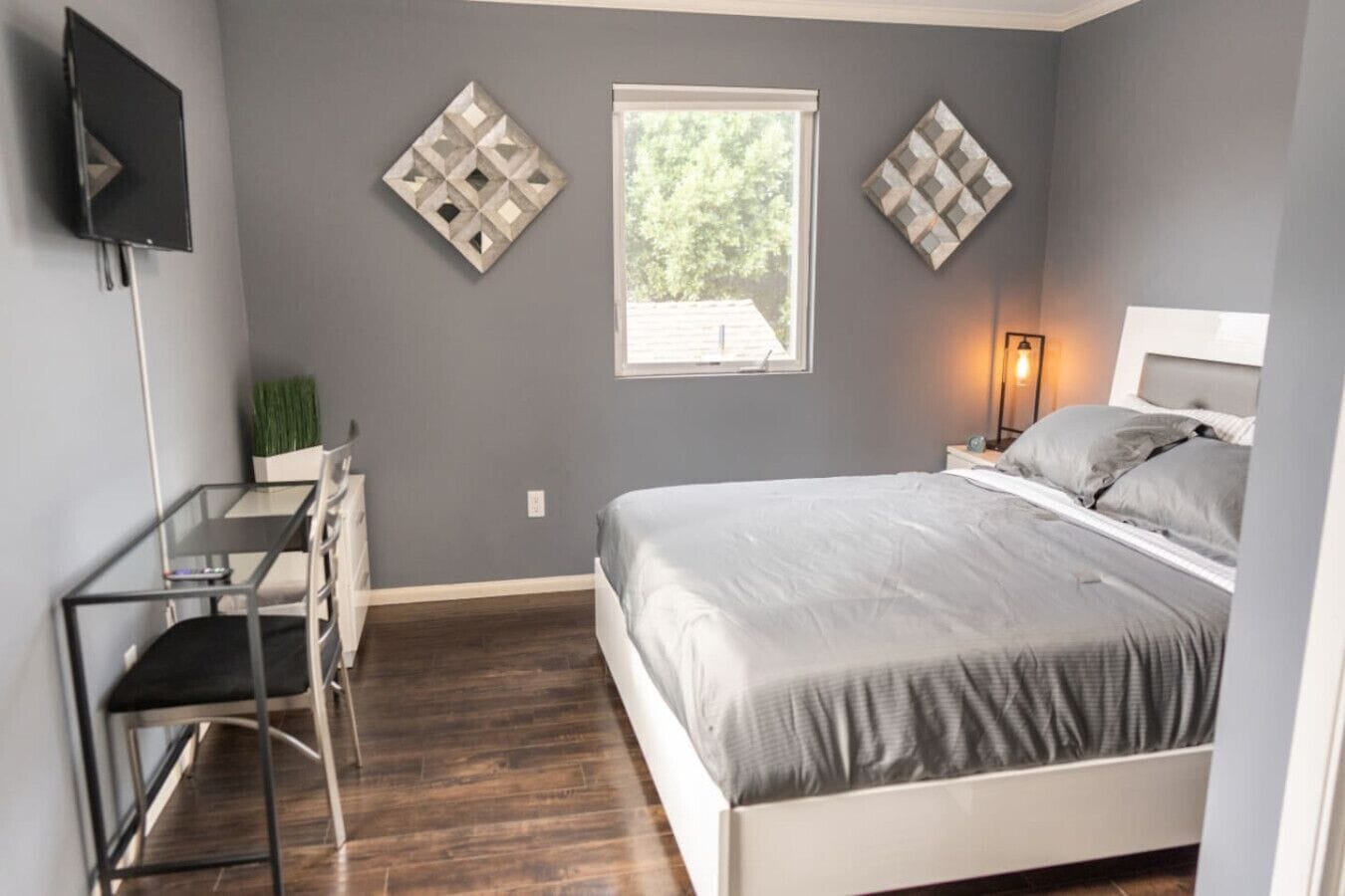 2 bedrooms, desk, iron/ironing board, WiFi