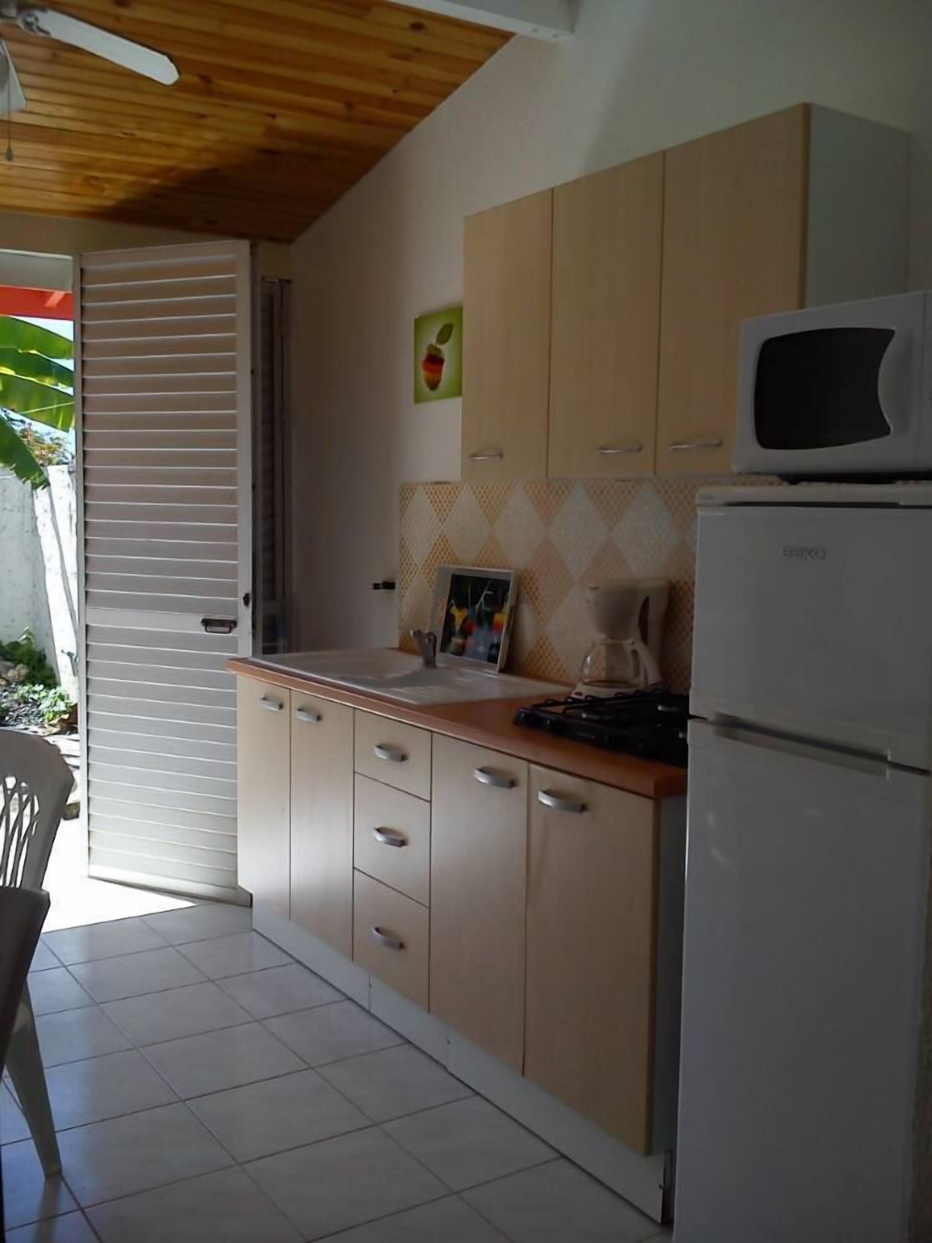 Køleskab, mikrobølgeovn, kogeplade, kaffe-/temaskine