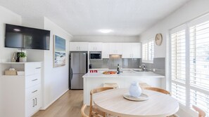 Kaffetrakter/tekoker, kjøleskap, mikrobølgeovn og ovn