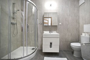 标准公寓 | 浴室 | 淋浴设施、毛巾