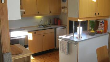 Herdplatte, Geschirrspüler, Wasserkocher mit Kaffee-/Teezubehör