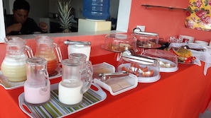 Café da manhã com buffet grÔtis todos os dias