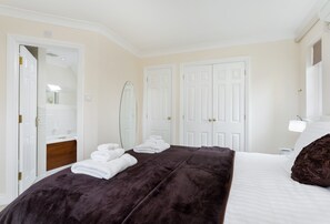 5 bedrooms, desk, iron/ironing board, free WiFi