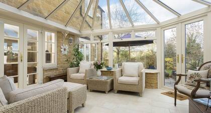 Chipping Campden Modern House, Garden, upstairs/downstairs bedrooms/bathrooms.