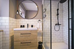 Douche, sèche-cheveux, serviettes fournies, papier toilette