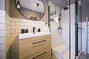 Dusche, Haartrockner, Handtücher, Toilettenpapier