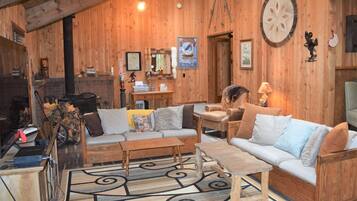Cabin (The Lodge on Shawnee Trail) | Living room | TV, fireplace
