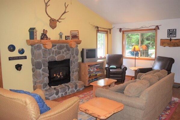 Cabin (Cougar Cabin) | Living room - Cougar Cabin (Packwood)